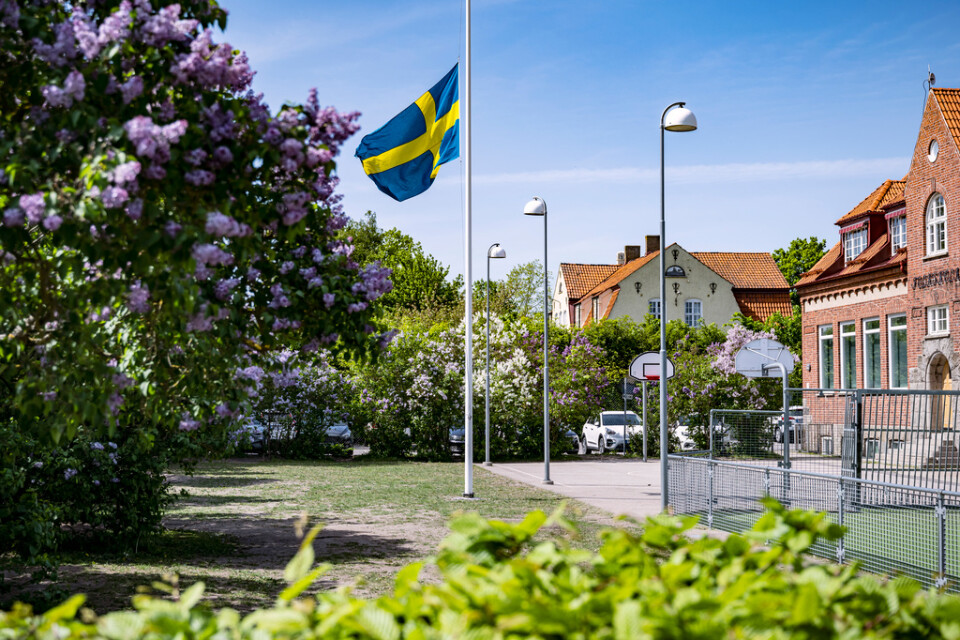 Flaggan på halv stång vid Kyrkskolan i centrala Svedala efter att en flicka fallit från skolans tak. Arkivbild.
