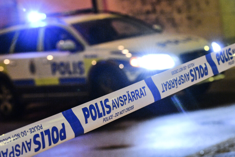 En man har hittats död i en lägenhet i Upplands-Bro kommun och en annan man har anhållits misstänkt för mord. Arkivbild.