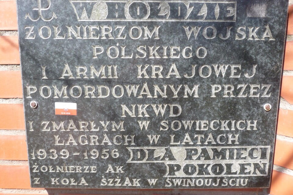 Minnessten med hyllning av mördade polska soldater samt hyllning av de polacker, som avled i ryska fångläger.