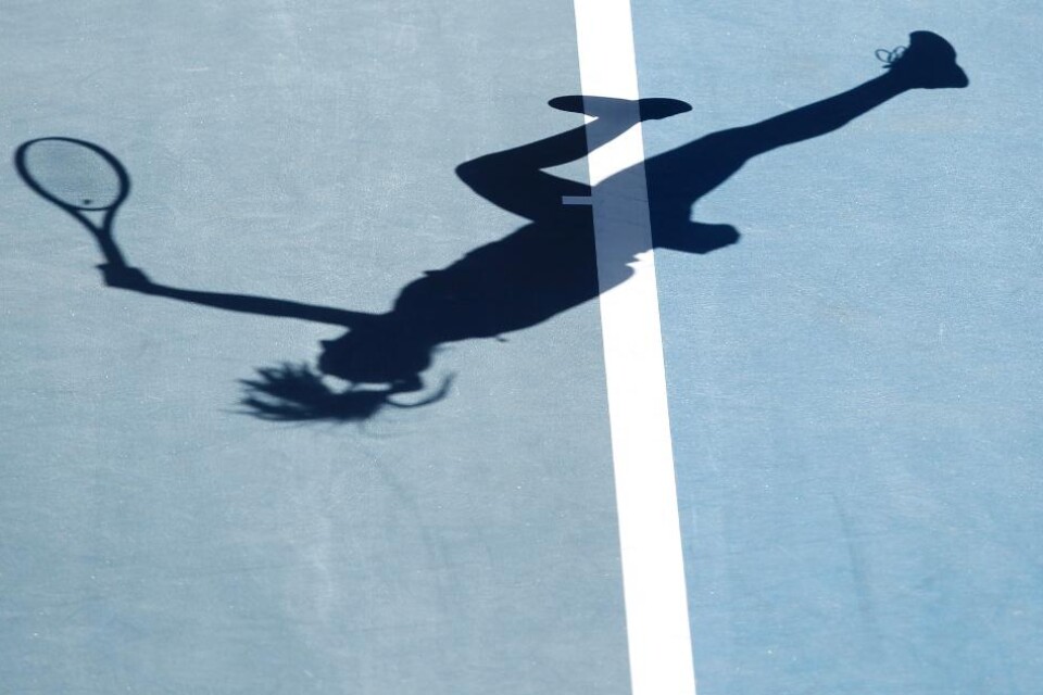 Internationella tennisförbundet ITF stänger av två spelare för dopningsöverträdelser. Den 102-rankade ukrainskan Kateryna Kozlova får inte spela på sex månader efter att ha testat positivt för den stimulerande substansen 1,3-dimetylbutylamin. Straffet g