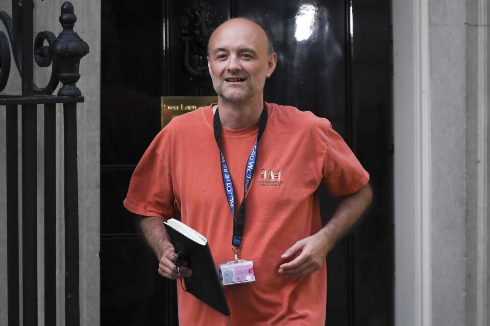 Boris Johnson främsta politiska rådgivare Dominic Cummings fastnade på bild när han lämnade 10 Downing Street i söndags.