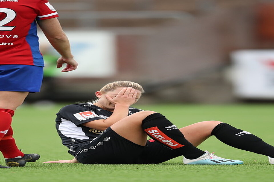 Göteborgs landslagsspelare Elin Rubensson tar sig för pannan innan hon lämnar den allsvenska matchen mot Vittsjö, i värsta fall med en huvudskada.