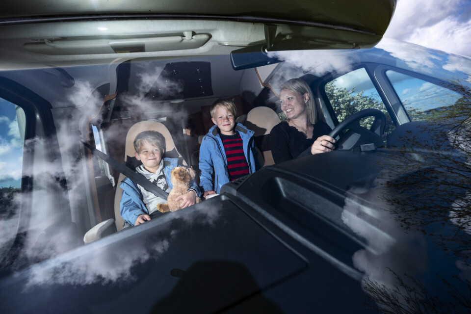 Emma Bauer och sjuåriga tvillingsönerna Ebbe och Vincent i familjens nya husbil. "Sverige är ett väldigt fint land och det finns mycket att upptäcka med husbil", säger Emma Bauer från Hyllinge utanför Helsingborg.