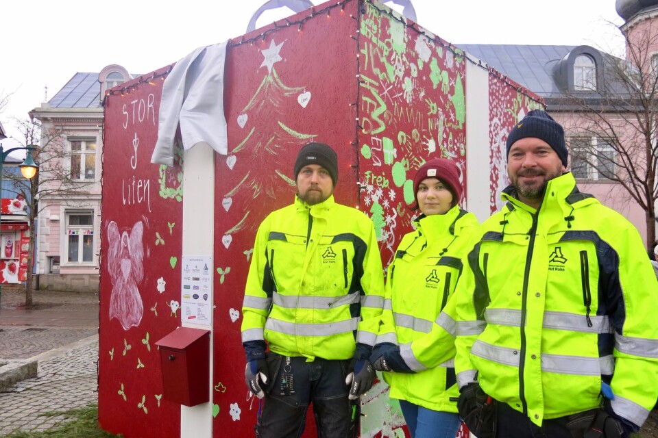 De byggde stans största julklapp. Christoffer Hillborg, Rebecca Engman och byggläraren Tobias Jirle.