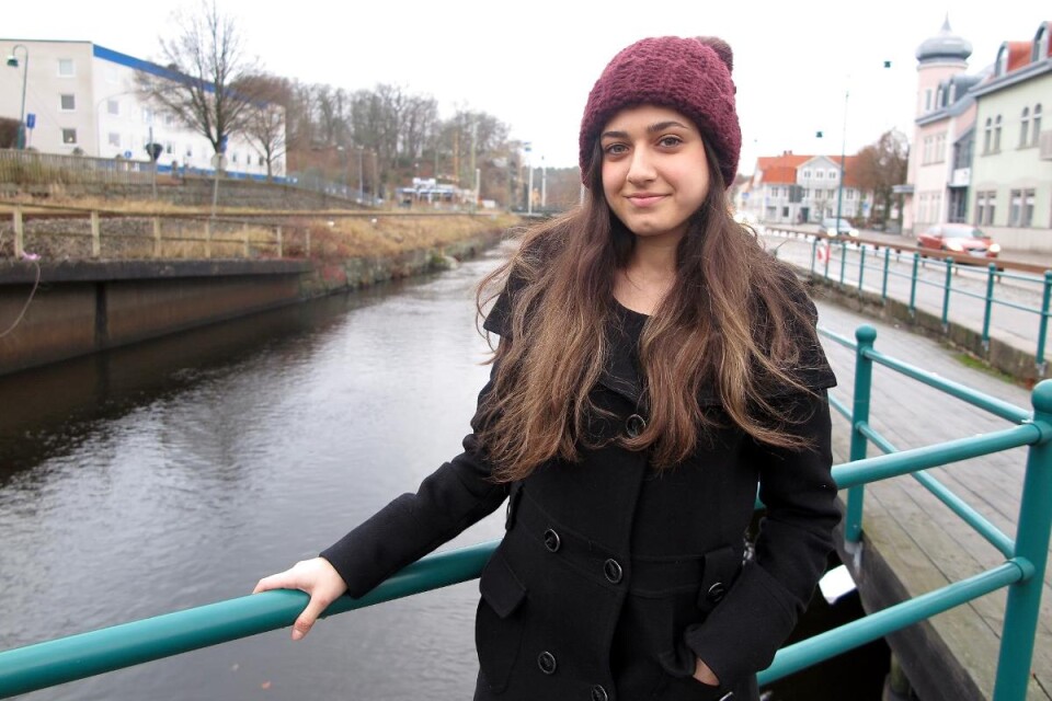 Sarah Enayeh har bott i Ronneby i elva månader men är född och uppvuxen i Syrien. Hon längtar efter att få skapa sig ett liv i Sverige. "Jag är rädd att Syrien inte kommer att kännas som mitt hemland även om jag flyttar tillbaka dit en vacker dag". Foto: Emma Gunler