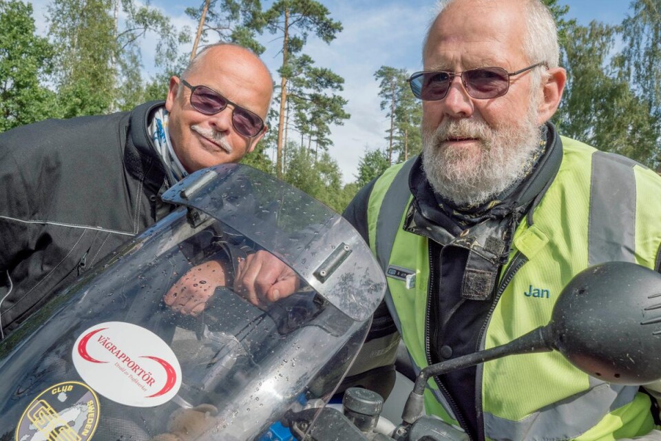 Tomas Lindedal (t-v.) och Jan Karlsson njuter den svenska sommaren från sina motorcyklar. Samtidigt gör Jan ett viktigt trafiksäkerhetsarbete genom att hålla koll på vägarna. Foto: Stefan Nilsson