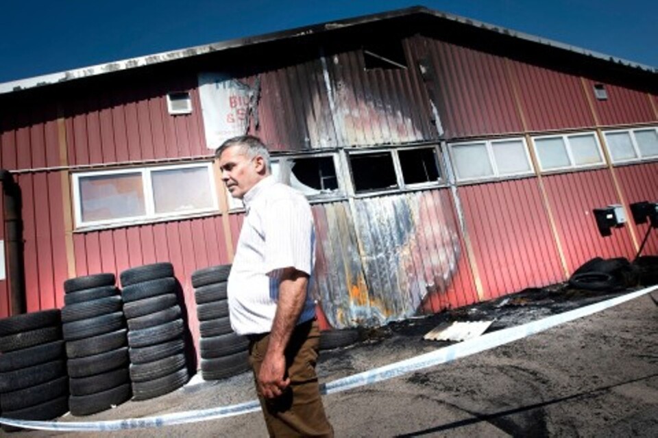 يقول نعيم الكحيلي ، صاحب متجر تصليح السيارات: "وإلا فإنهم كانوا سيحرقون جميع المباني".