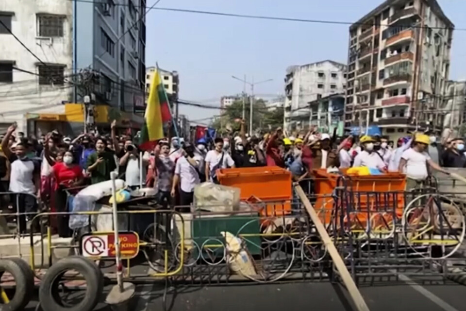 Demonstrationer mot Myanmars militärstyre i Rangoon.