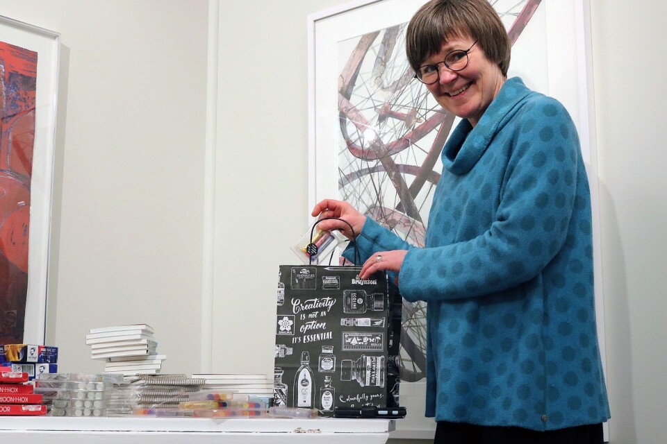 Marina Tinnert packar i konstnärsmaterial i en goodiebag som delas ut under tjejkvällen.