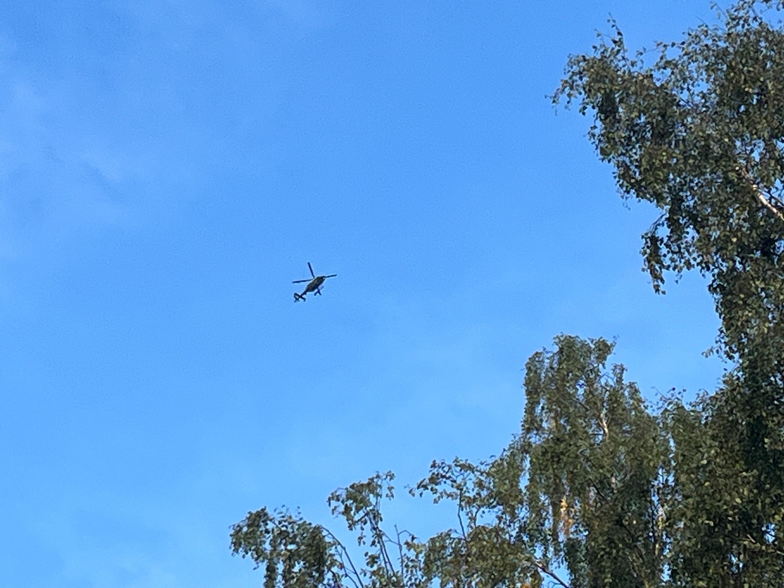 En polishelikopter söker från luften.
