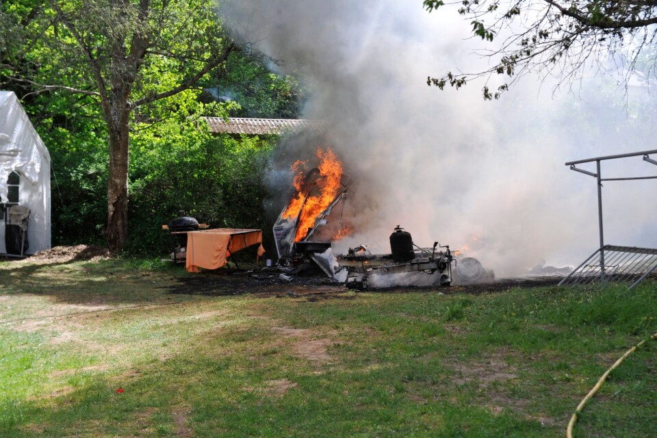 Husvagnen började brinna av oklar anledning. Det fanns också en risk för explosion då en gasoltub var skadad.