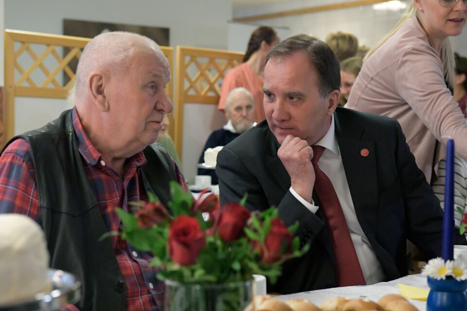 Socialdemokraternas partiordförande Stefan Löfven talar med Josef Forsenblad vid kaffestunden med tårta i samband med Löfvens besök på äldreboendet Heijkensköldska Gården i Södertälje.