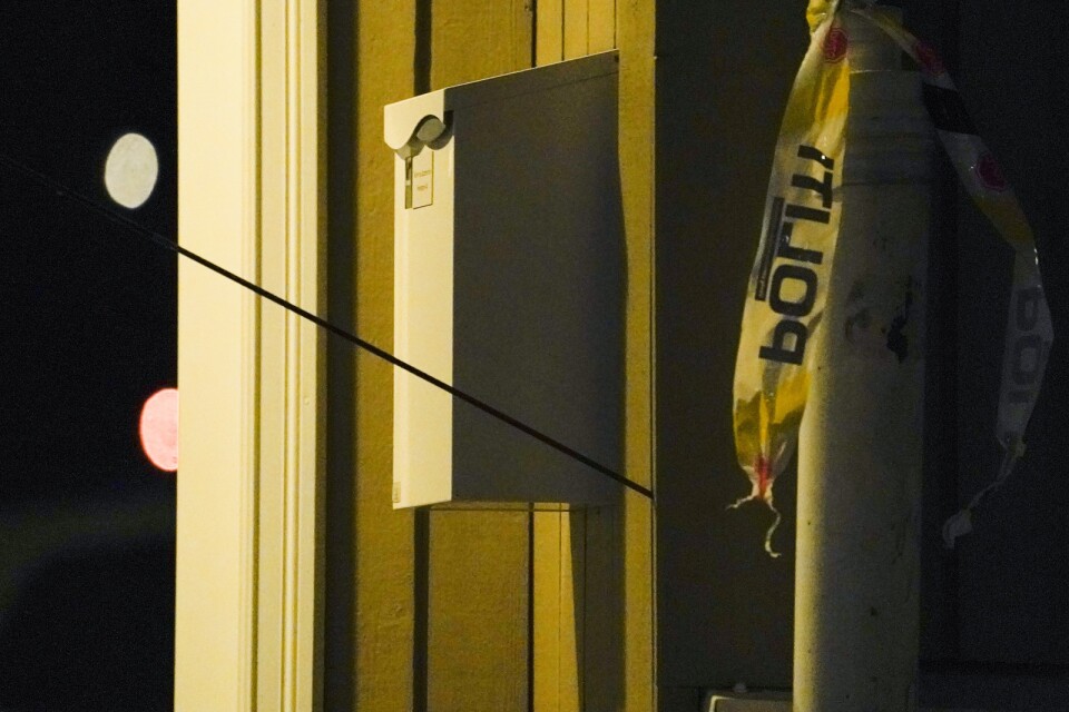 En pil som fastnat i en vägg i samband med attacken i Kongsberg.