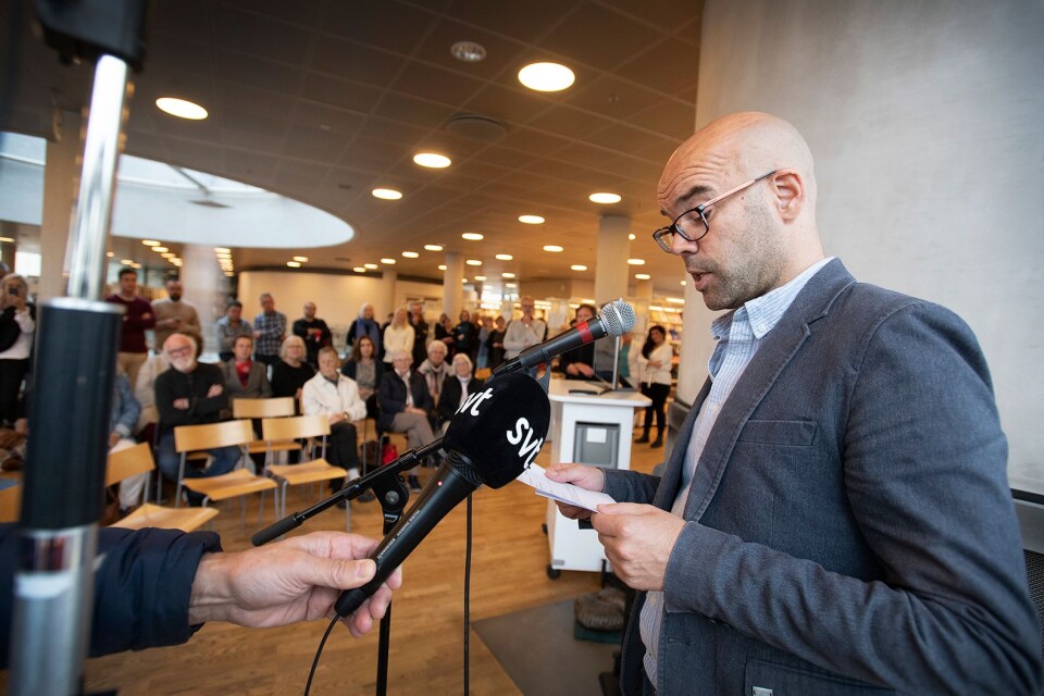 Kultur- och fritidsnämndens ordförande Jon Malmqvist (KD) avslöjade pristagaren inför en stor publik på stadsbiblioteket.