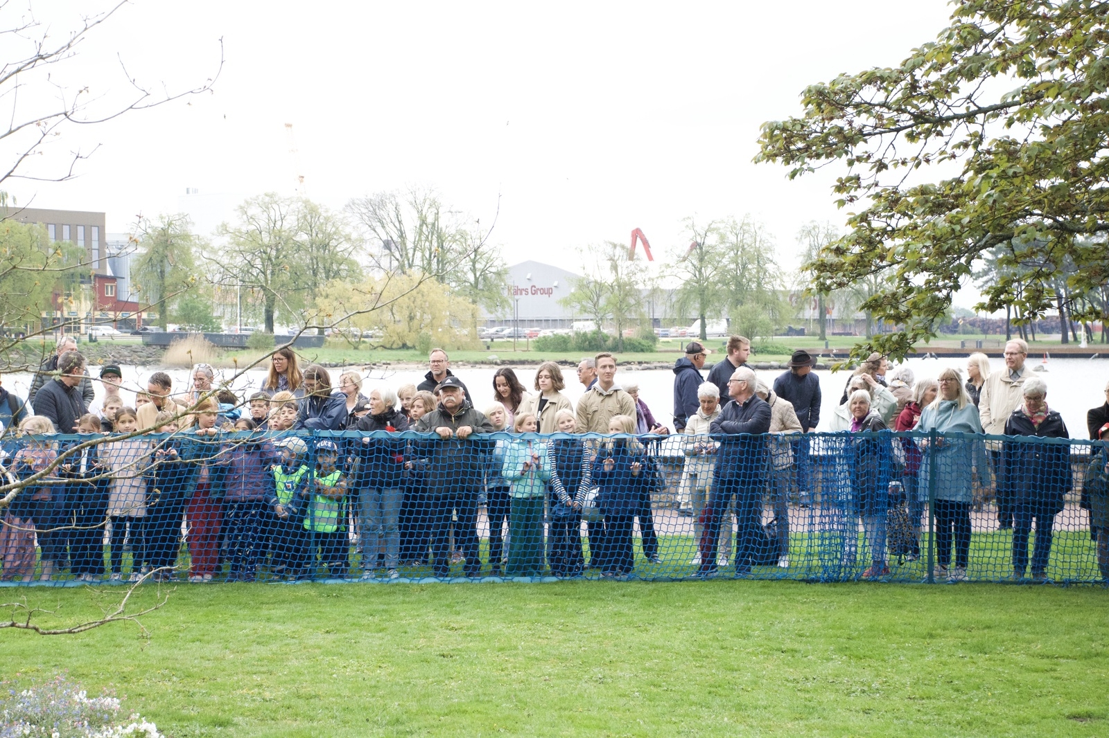 Vid 10-tiden på tisdagsförmiddagen hade Kalmarbor samlats i Stadsparken för att vänta in kungen och drottningen.
