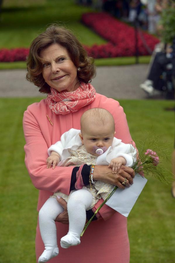 Drottning Silvia med sitt barnbarn, prinsessan Estelle.