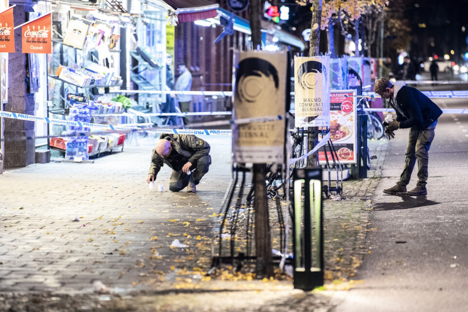 Möllevången i Malmö november 2019: Polisen har spärrat av efter skottlossningen utanför en pizzeria på Ystadsgatan. En 15-åring sköts till döds och hans kamrat vårdades för livshotande skador efter skottlossningen. Arkivbild.