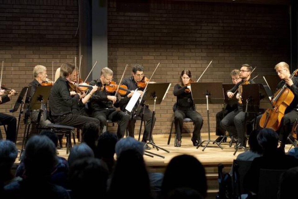 Musica Vitae leddes av Mats Zetterqvist under lördagens konsert i Utvandrarnas hus.