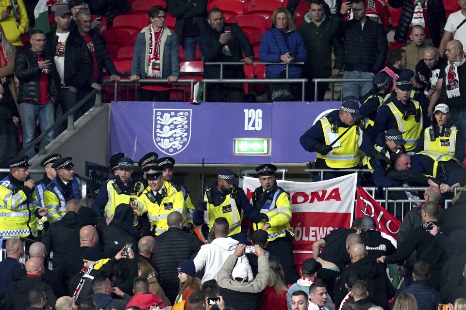 Ungerska fans hamnade i bråk med publikvärdar och poliser i början av tisdagens VM-kvalmatch mellan England och Ungern på Wembley.