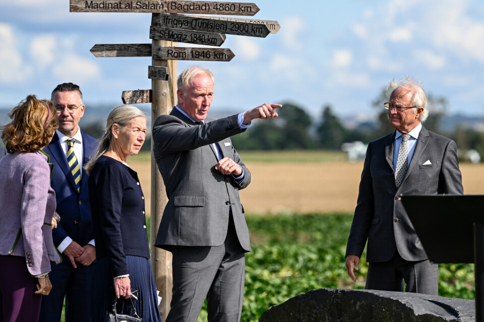 Mats Roslund, professor i historisk arkeologi (mitten) tillsammans med drottning Silvia, Lunds universitets rektor Erik Renström och landshövding Anneli Hulthén till vänster och kung Carl Gustaf till höger.