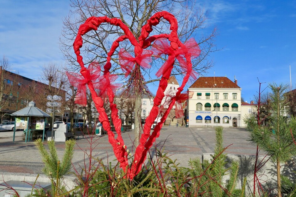I julas hade Ronnebys kommunala parkarbetare ställt några grantomtar i fontänen på Ronneby torg. Lagom till Alla hjärtans dag lyser här i stället ett rött hjärta i solen.