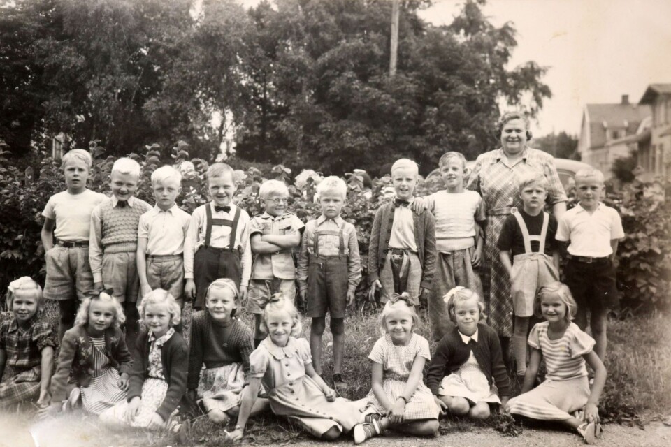 Ketty och Kents klasser var hopslagna det första läsåret, men det skulle dröja flera år innan de skulle fatta tycke för varandra. Kent är det tredje barnet från höger i den bakre raden. Ketty sitter längst till höger i bild.