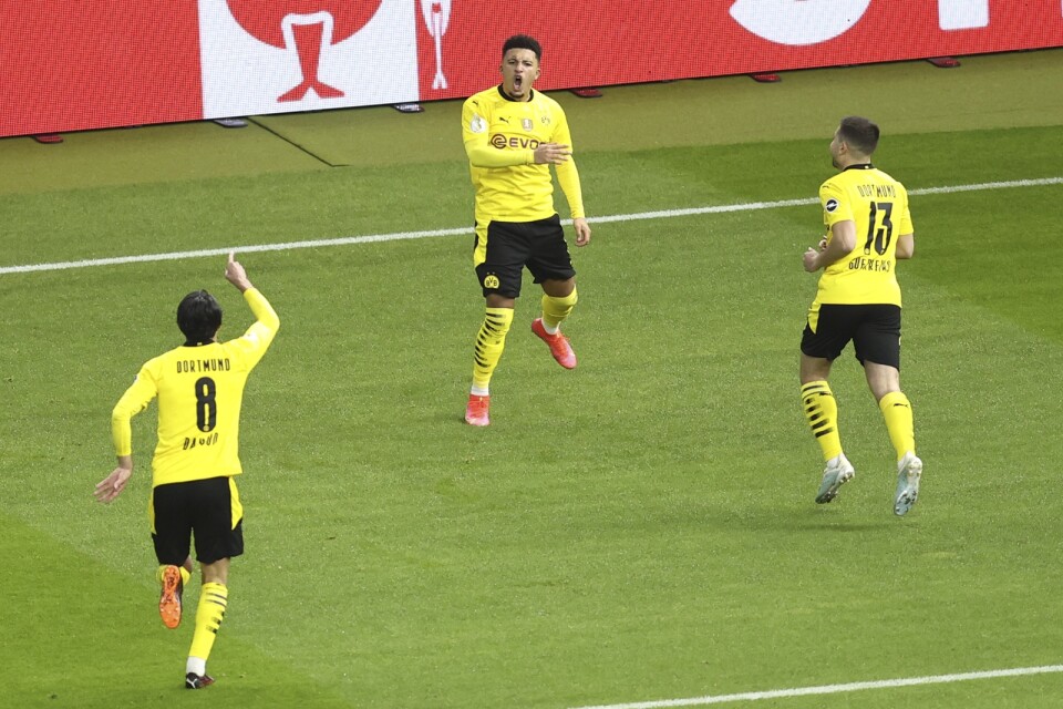 Jadon Sancho, mitten, gjorde två av målen när Borussia Dortmund finalbesegrade RB Leipzig med 4–1 i tyska cupen.