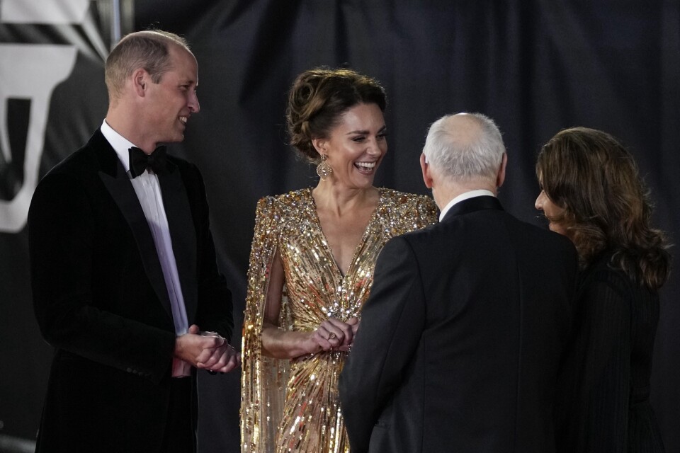 Prins William och Kate, hertiginnan av Cambridge, välkomnas till premiären av producenterna Michael G. Wilson och Barbara Broccoli.