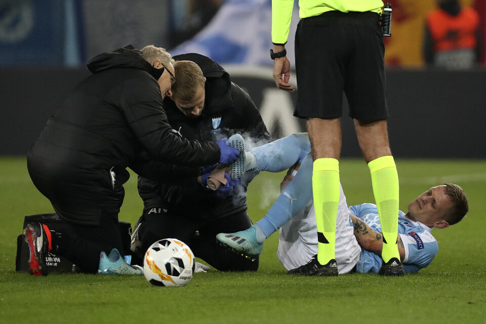 Malmö FF:s Søren Rieks behandlas av läkare under Europa League-matchen mot FC Köpenhamn.