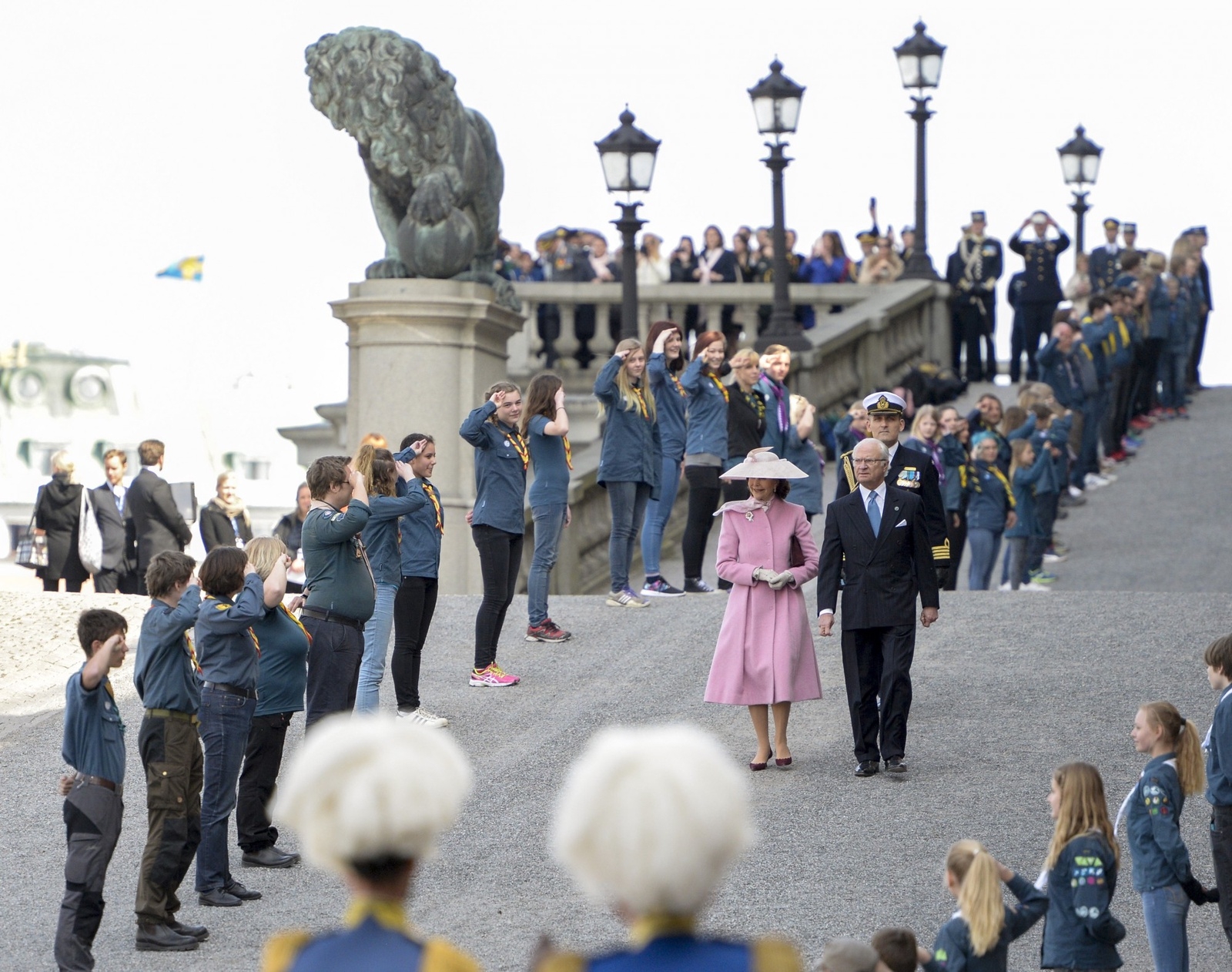 Kung Carl Gustaf och drottning Silvia lämnar slottet för att åka kortege till Stadshuset för lunchen under firandet av kung Carl Gustafs 70-årsdag lördagen den 30 april 2016. 
Foto: Jessica Gow / TT