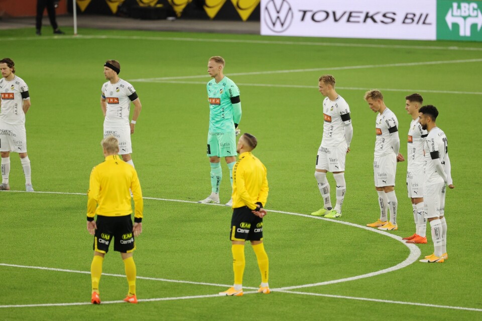 En tyst minut för Lars-Åke Lagrell innan måndagens match mellan Elfsborg och Häcken.