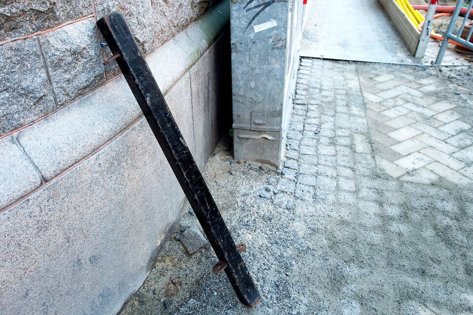 Järnröret som användes för att krossa fönstret till Ekbergs Woman låg kvar på platsen.