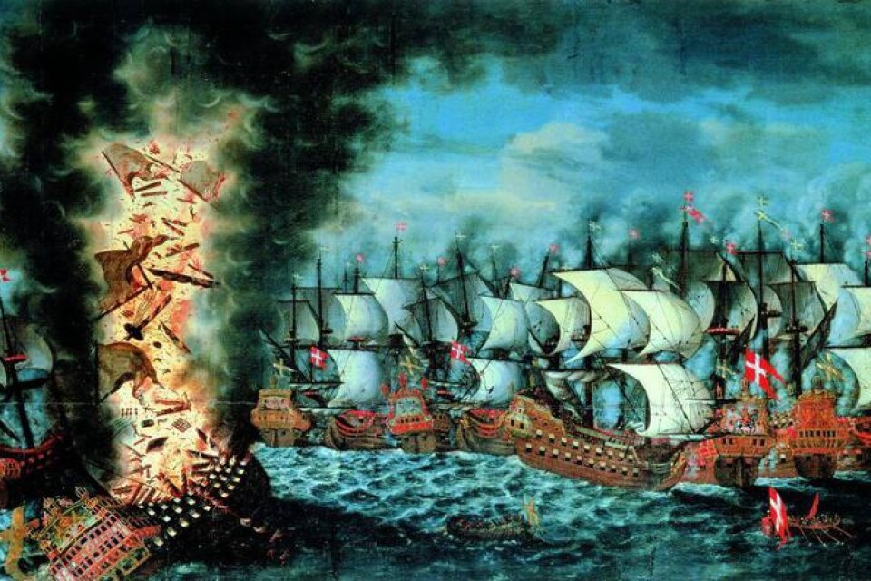 Målning av slaget vid Ölands södra udde med regalskeppet Kronan som exploderar och regalskeppet Svärdet till höger i bild.Foto: Kalmar läns museum