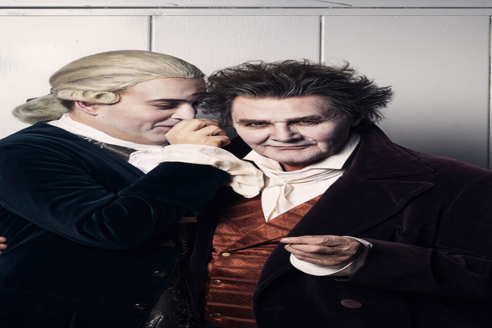 I "Dövheten" gestaltar Johan Rabaeus det kränkta tonsättargeniet Beethoven, medan Johan T Olsson spelar tonsättarens brorson Karl. Beethoven är en av flera historiska personer som i höst tar plats på scen. Pressbild.