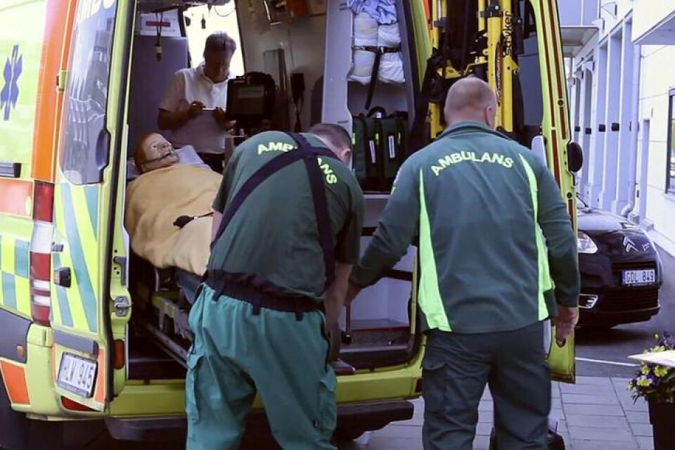 Testkörning av tekniken i projektet. Övningen omfattar alla moment i ambulanspersonalens arbetsuppgifter från larm till att patienten överlämnas till akutmottagningen. FOTO: Högskolorna i Borås och Skövde