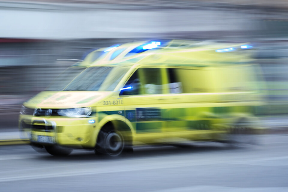 En man i 55-årsåldern fick lindriga skador efter en misstänkt explosion i en oljetunna i Hasslö utanför Karlskrona. Arkivbild.