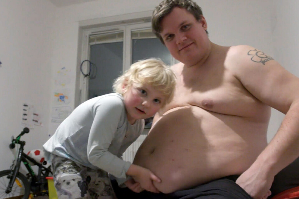 Komikern Fredrik Boltes med sin son Bosse innan gastric bypass-operationen han skildrar i "Min tjockumentär". Pressbild.