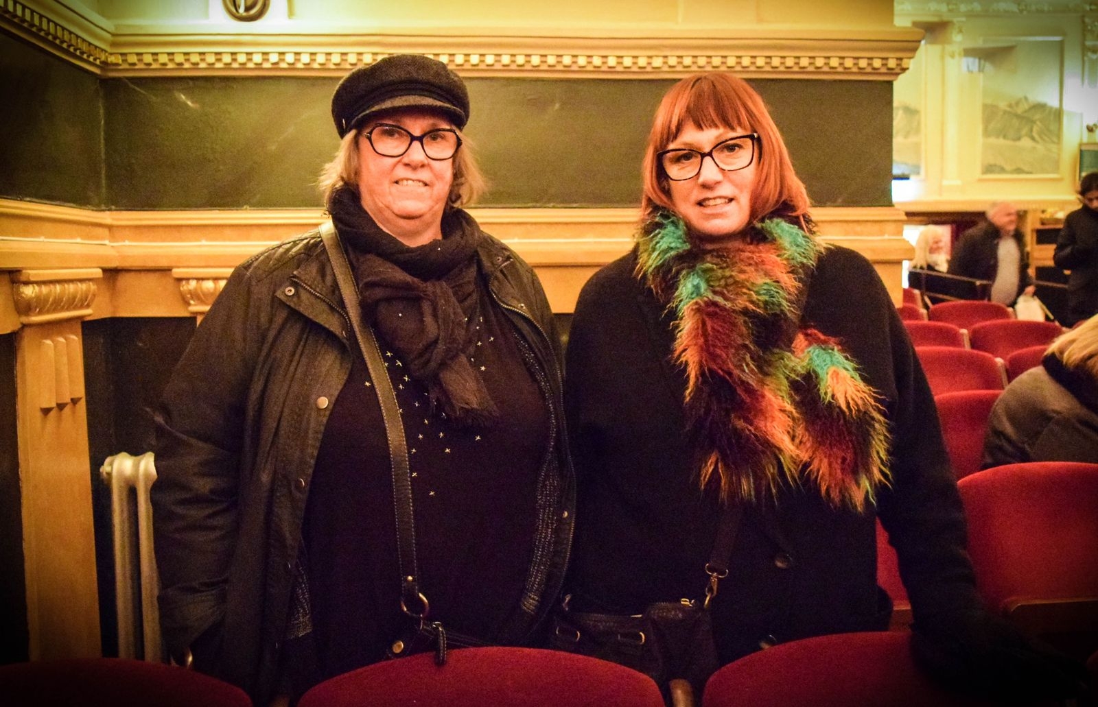 Systrarna Carina och Christina Landgren på premiären av Systrar