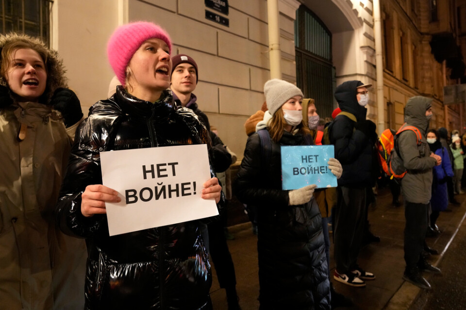 Demonstranter i Sankt Petersburg protesterar mot kriget i Ukraina. Konstnären Alexandra Skotjilenko riskerar tio års fängelse för att ha ersatt prislappar med protestmeddelanden mot kriget. Arkivbild.