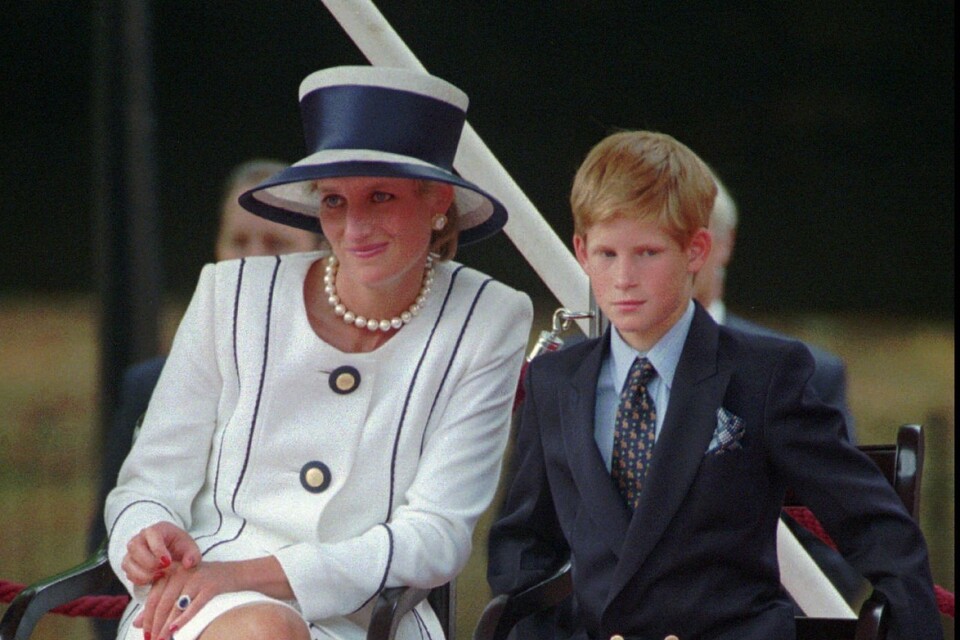 En liten prins Harry tillsammans med sin mamma prinsessan Diana.