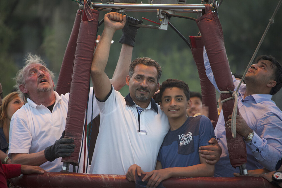 Murtada Al-Hachami och hans son kämpar hårt för att få luftballongerna i luften i "Ovan Babylon". Pressbild.