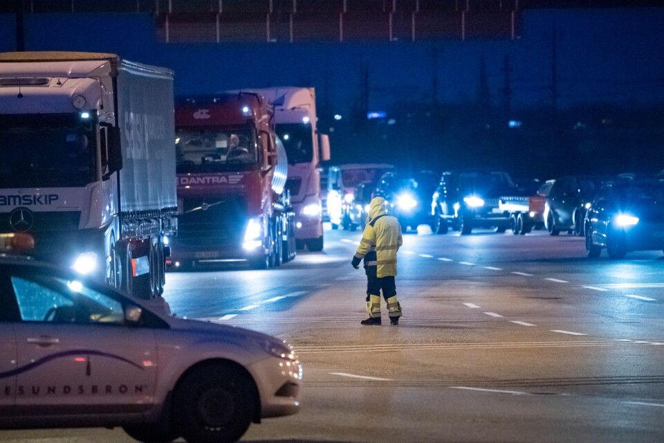 Trafiken leds av vid betalstationen på Lernacken efter att Öresundsbron stängt på tisdagskvällen på grund av stormbyar. Under kvällen öppnades bron igen, men med rekommendationen att inte köra vindkänsliga fordon över den.