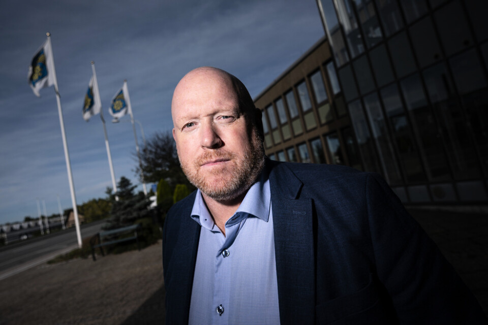 Magnus Persson (SD), kommunfullmäktiges ordförande i Bromölla, utanför kommunhuset på Storgatan i Bromölla i oktober 2020.