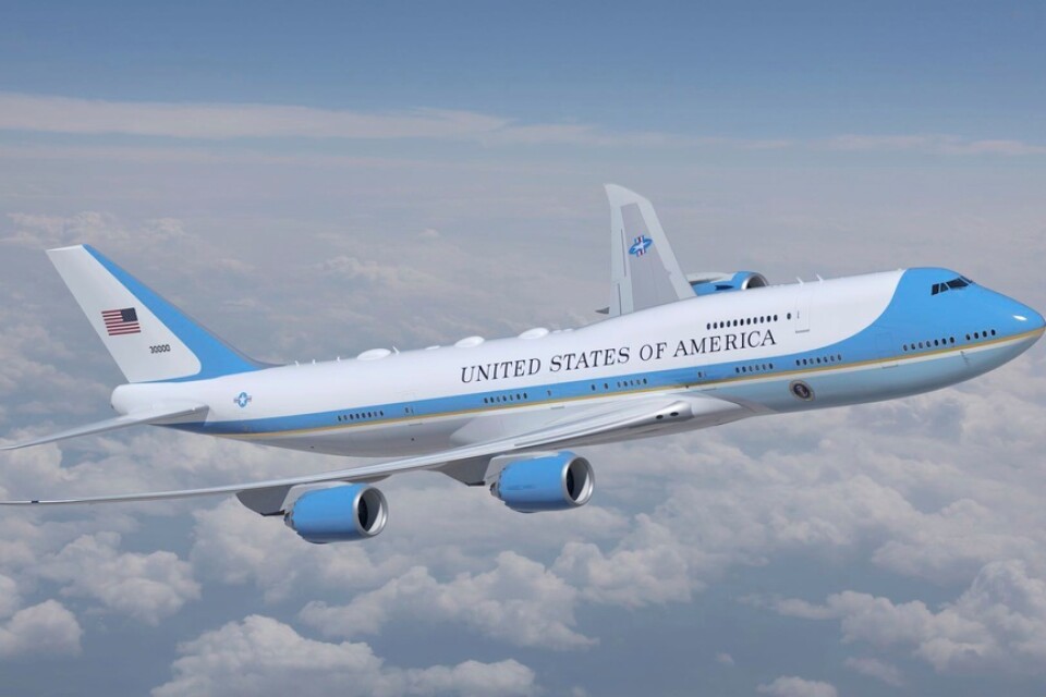 Den här modellbilden som tillhandahållits av amerikanska flygvapnet visar hur det nya presidentplanet Air Force One kommer att se ut. President Joe Biden har själv valt färgerna blått och vitt, vilket också är färgerna på det nuvarande presidentplanet.