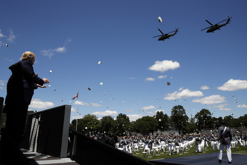 USA:s president Donald Trump applåderar en helikopteruppvisning i samband med sitt tal till nyutexaminerade officerare på West Point.