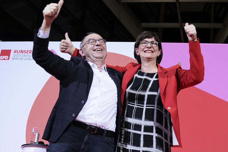 Norbert Walter-Borjans och Saskia Esken firar att medlemmarna röstar fram dem till ledare i socialdemokratiska SPD.