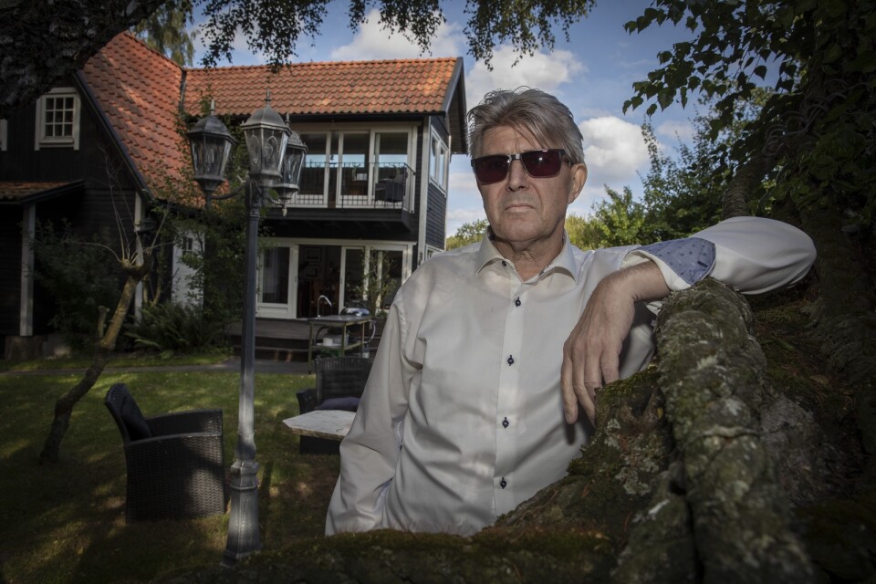 Per Christiansson framför villan i Sandskogen som varit i hans ägo i 31 år. Härifrån tar han kampen mot cancern.