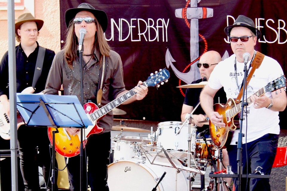 Kommunens kulturchef Patrik Byström, tvåa från vänster, spelade tillsammans med Thunderbay Bluesband, där bluesföreningens ordförande Magnus Sjöqvist, längst till höger, är med.