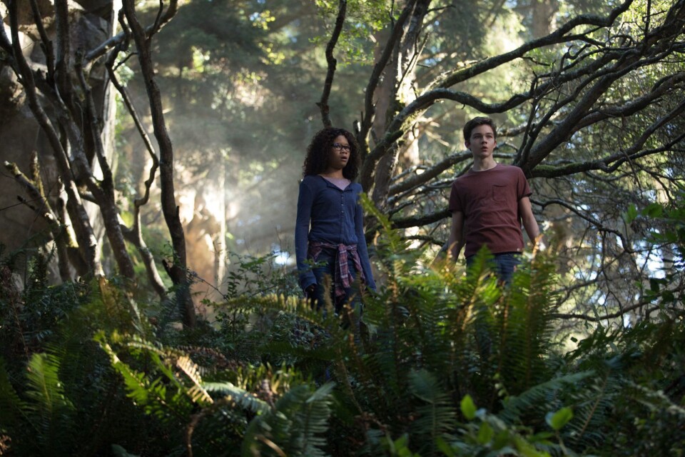 Meg (Storm Reid) hamnar på nya planeter tillsammans med kompisen Calvin (Levi Miller) i ”Ett veck i tiden”.