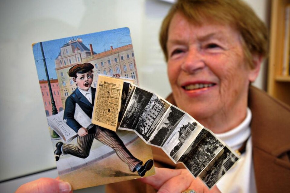 Inklistrat på vykortet finns en minivariant av OT med lokala bilder. ?Inte dåligt att de kunde göra så för över hundra år sedan?, säger Ingrid Fransson.